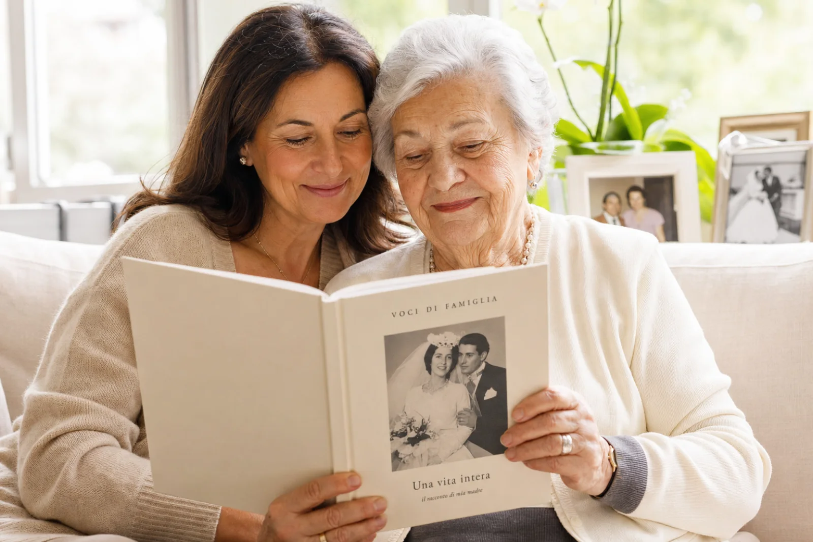 Una madre anziana e sua figlia leggono insieme il libro dei ricordi