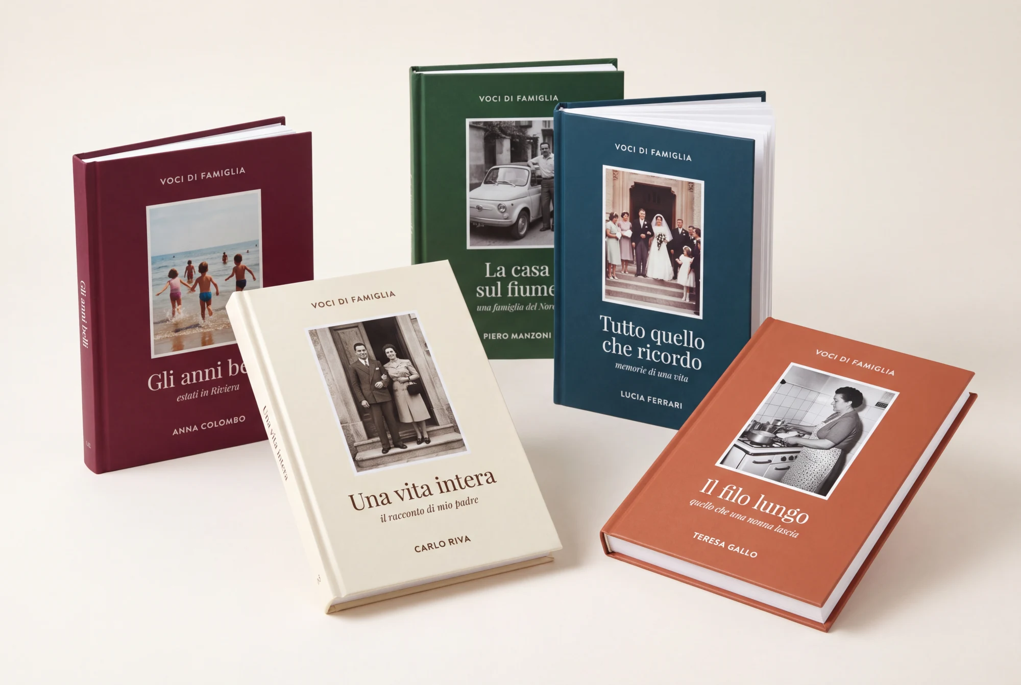Cinque libri dei ricordi con copertina rigida, titoli e colori diversi